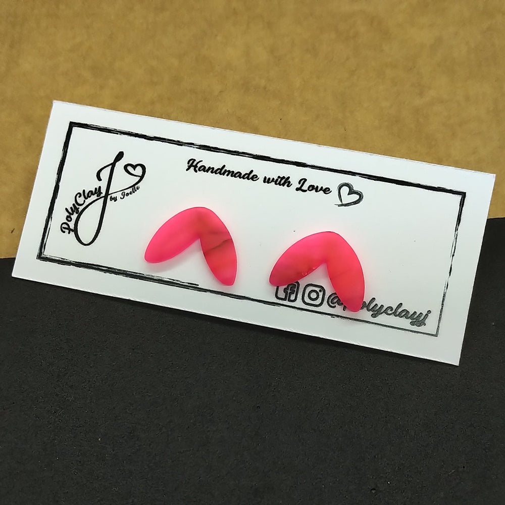 Fiery Fuschia fishtail studs (Gold)